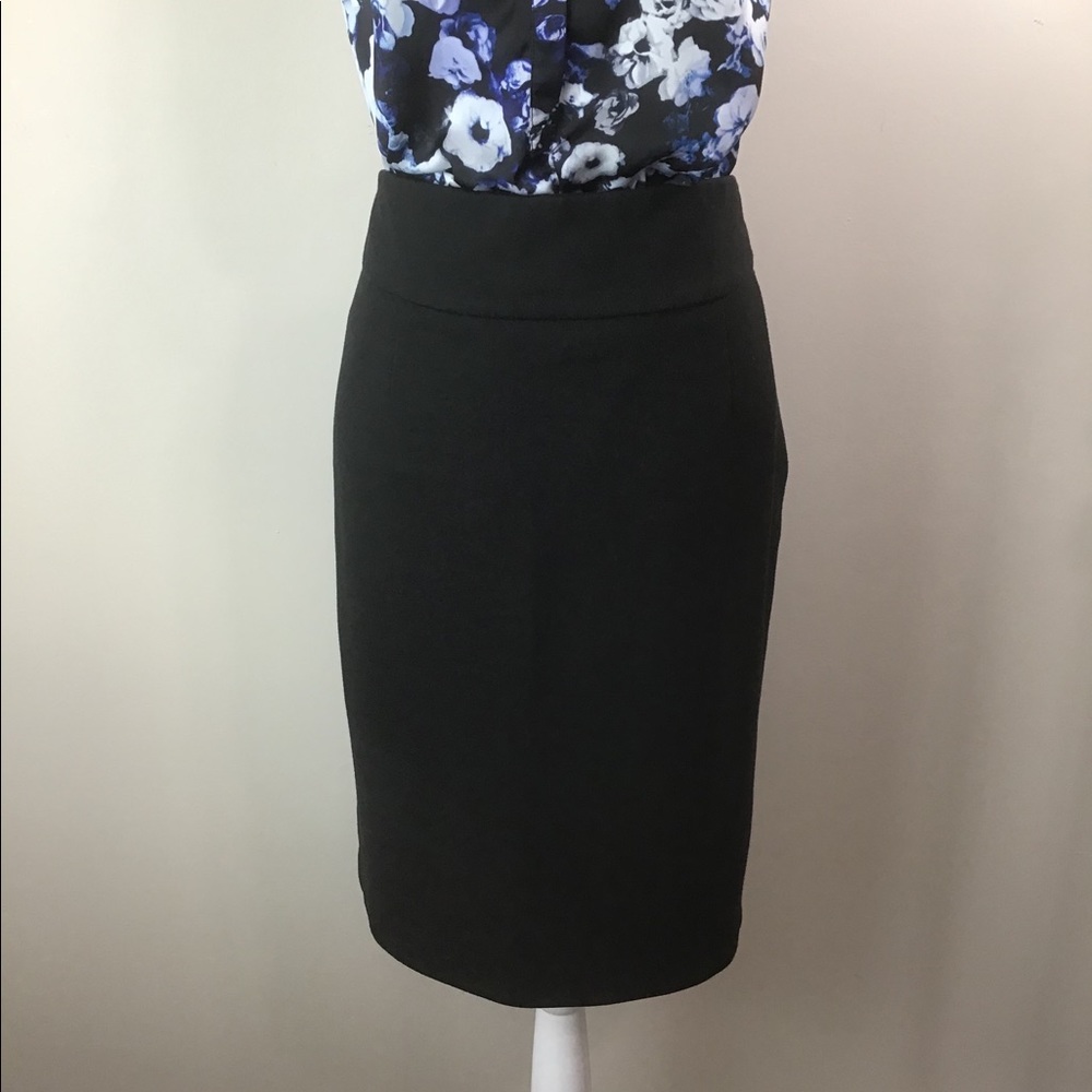 (0171] Black pencil skirt
